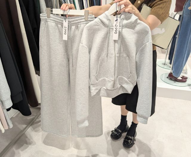 グレーのパフスウェットフルジップパーカとパフスウェットバギーパンツ