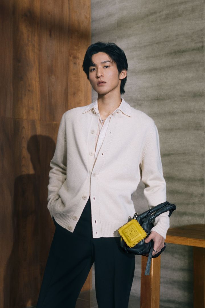 「フェンディ スパイ」バッグ スモール（ブラック） 本体H18cm ¥499,400