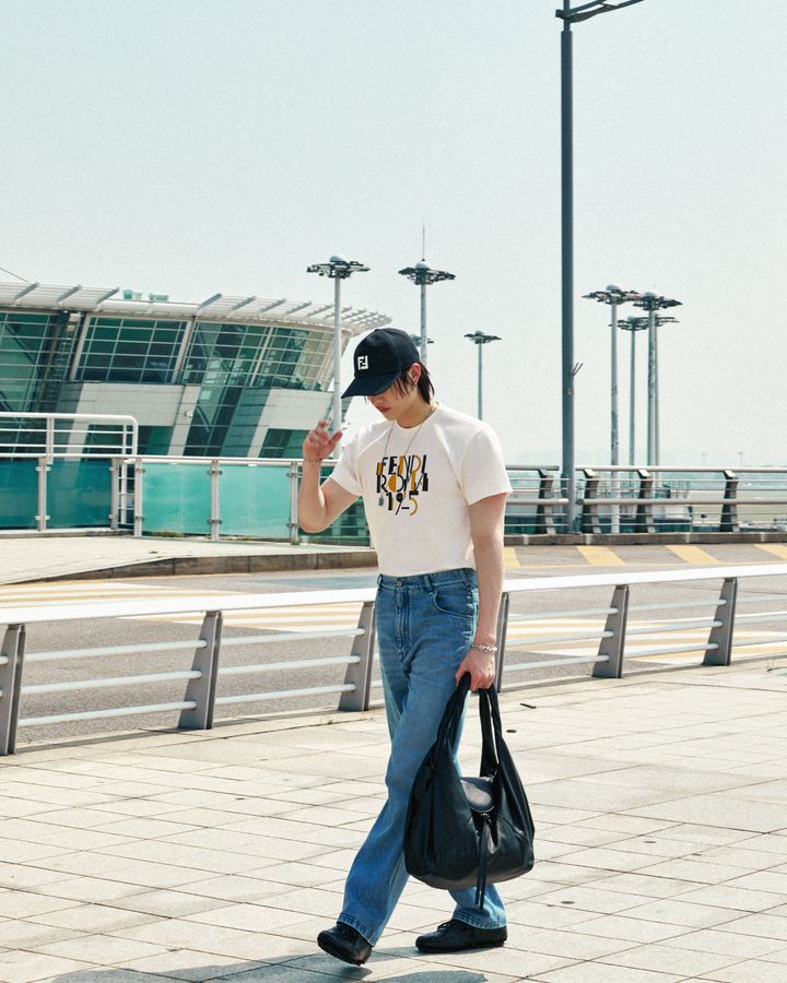 「フェンディ スパイ」バッグ レギュラー（ブラック） 本体H22cm ¥676,500