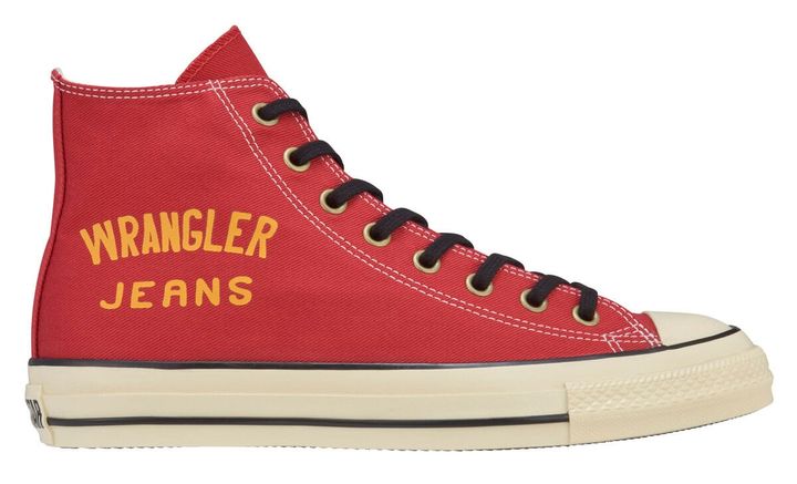 1950年代のロデオ大会でチャンピオンに贈られていた「チャンピオンジャケット」に着想を得た1足。左足外腰には「CONVERSE SHOES」 、右足には「WRANGLER JEANS」の文字をプリント。