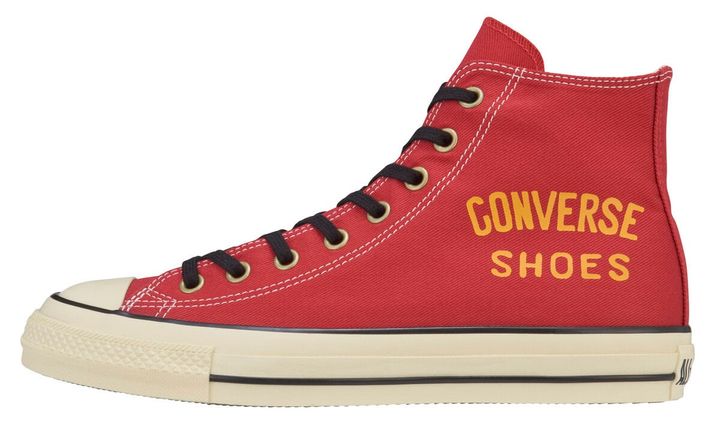 アイキャッチとして機能する左右非対称デザインが特徴。艶出し加工の生成りテープやアンティークゴールドのハトメ、イエロースペアシューレースが、ジャケットの雰囲気を忠実に再現した。