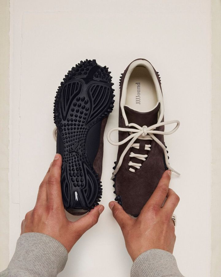 大胆なシルエットが特徴のMOSTROを、細部にまでこだわって再構築した本作。JJJJound が2022年に中国限定で展開した SUEDEとのコラボレーションに続く最新コレクションとなっている。今回も、静かで洗練されたJJJJoundならではの美学が、プーマのアーカイブモデルへと落とし込まれる。