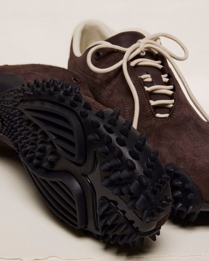 PUMA（プーマ）とJJJJound（ジョウンド）による最新コラボレーションが到着。洗練されたアッパーデザインのMOSTROを7月12日よりリリースする。