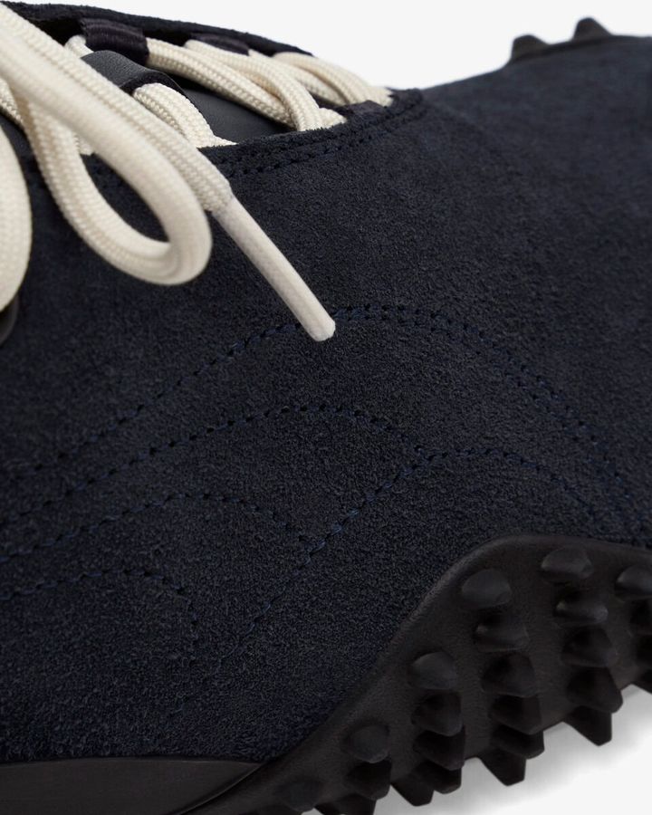 PUMAのフォームストリップは、アッパーにステッチのみで表現され、全体のミニマルな佇まいを演出する。