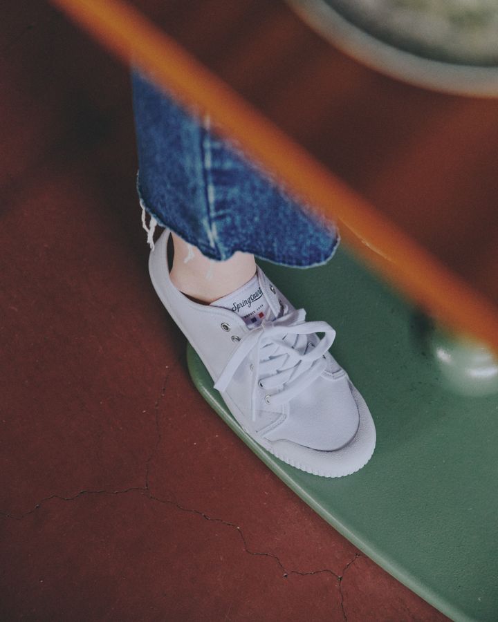 ベーシックなデニムコーデを格上げする、パリ発《スプリングコート》のスニーカー【FUDGE dig.｜白スニーカーと5日間のスタイルゲーム。DAY2】