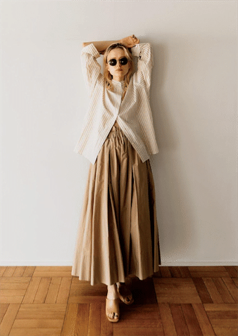 【正統派こそサイズ感でゆるめる】●白×ベージュストライプシャツ 23,100円／ウォーレン スコット フォー RHC（RHC ロンハーマン） 共布ベルトつきスカート 30,800円／ダブルスタンダードクロージング（フィルム） サングラス 40,700円／モスコット（モスコット トウキョウ） サンダル 49,500円／ブレンタ（デミルクス ビームス 新宿）■ただのルーズで終わらないストライプを活用。 シャツの中でも特にハンサムな印象の強いストライプは、「サイズでゆるめて」女っぽさを残す選択を。