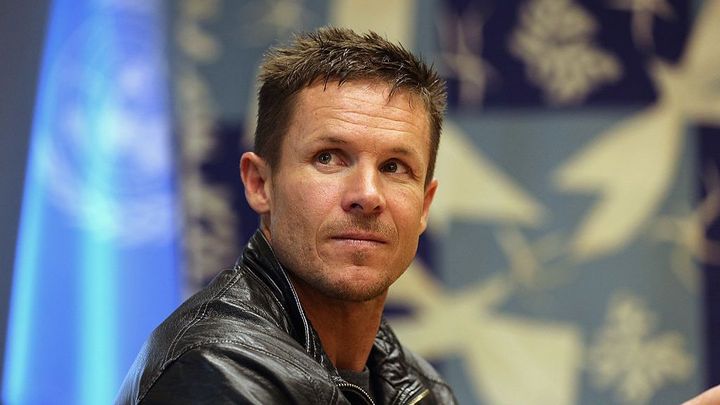 レッドブルの企画で「ほぼ宇宙」から飛び降りた世界最高ジャンパー、パラグライダーで死去…サッカー界も衝撃