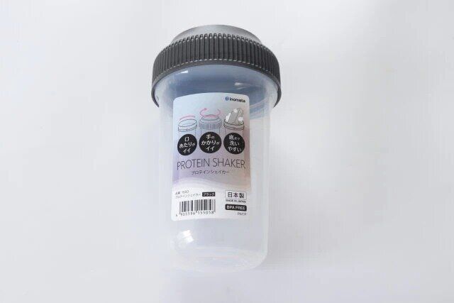 ダイソーのプロテインシェイカー ブラックのパッケージ