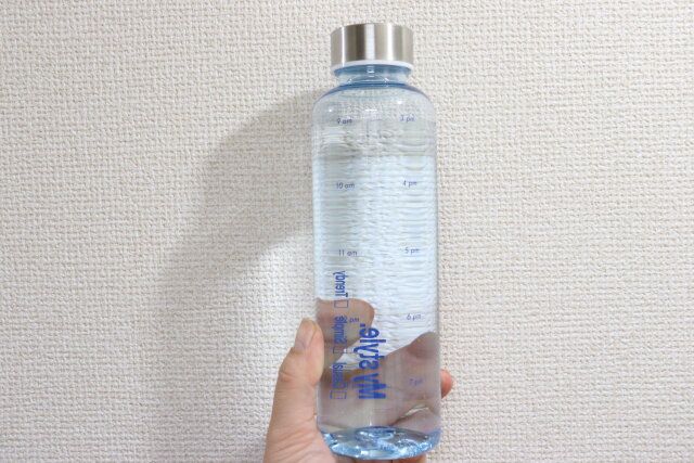 ダイソーのたっぷり入るウォーターボトル（クリアカラー、タイムマーカー付）