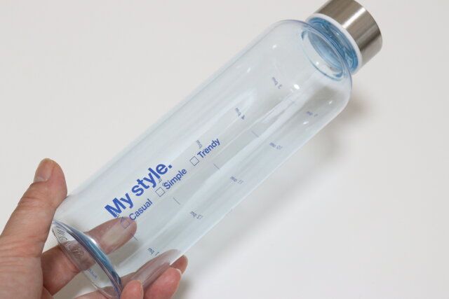 ダイソーのおしゃれなウォーターボトル（クリアカラー、タイムマーカー付）
