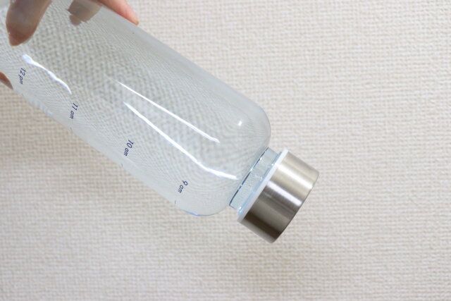 ダイソーのこぼれないウォーターボトル（クリアカラー、タイムマーカー付）