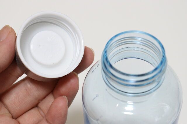 ダイソーの口が細いウォーターボトル（クリアカラー、タイムマーカー付）