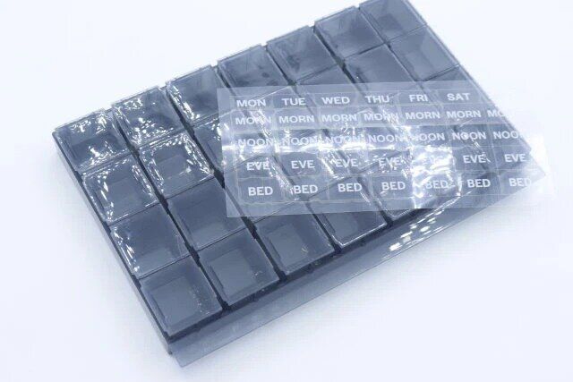 ダイソーの7DAYSピルケース（英字、グレー）1