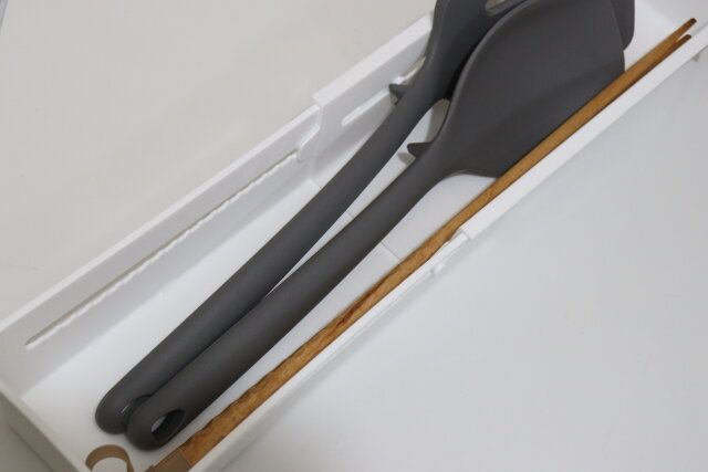 セリアの伸縮キッチン整理トレーは菜箸などの長物カトラリーを収納できる
