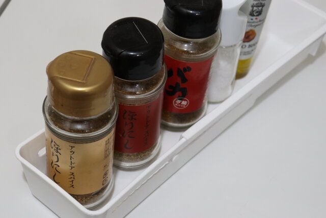セリアの伸縮キッチン整理トレーとスパイス小瓶