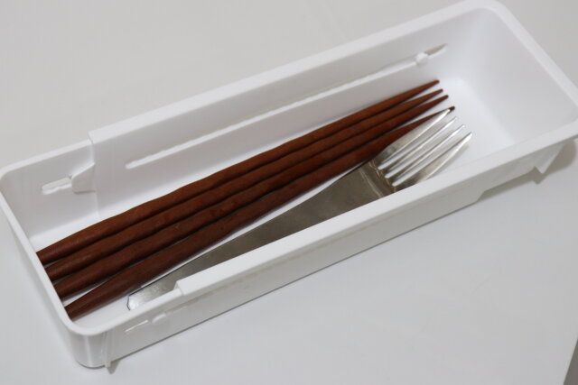 セリアの伸縮キッチン整理トレーにカトラリーを収納