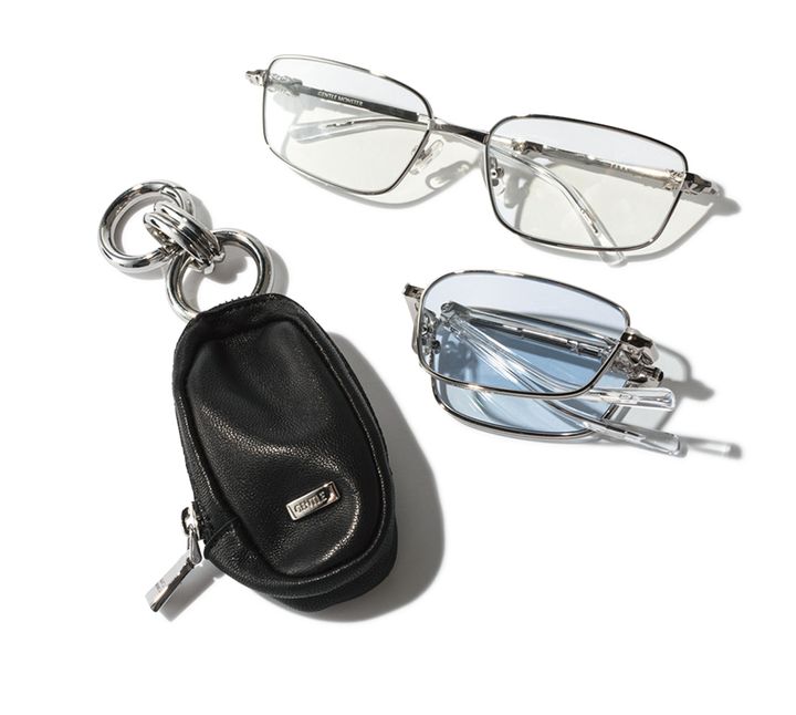 人気のアイウェアブランドから、小さく畳めるサングラスが登場。テンプルに施された装飾にアイデンティティが宿る。バッグチャームになるケース付き。