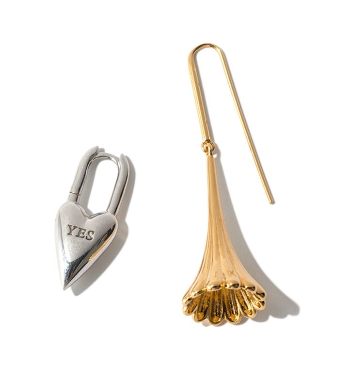 ハートの錠前に、放射状に伸びるユニークな形。耳元にエッジーなムードを呼び込むシングルピアスは、ベルリン発のブランドから。