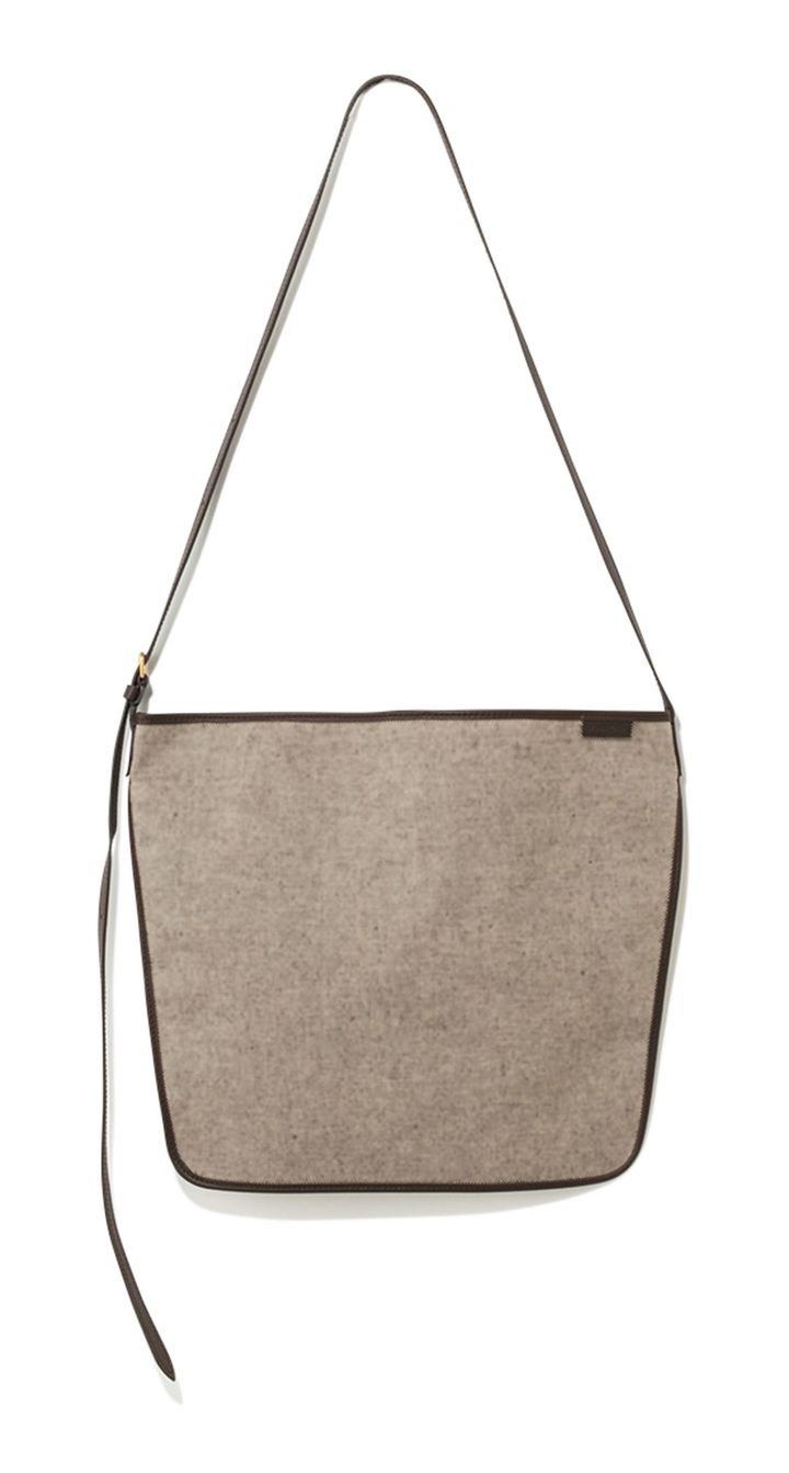 フラットタイプの「ポストマン」は、上質さが際立つミニマムなデザイン。仕切りを兼ねたジップポケット付きで、使い勝手も良好。