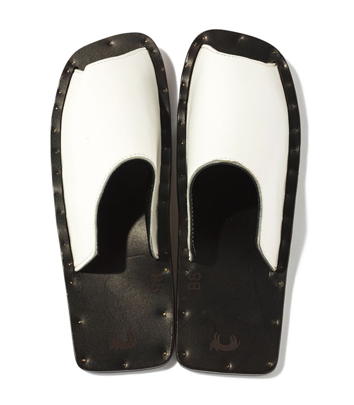 NYの工房で丁寧に手作りされるレザーサンダルは、直線的なシルエットがモダン。ソールの凹凸が足にフィットし、履き心地も申し分なし。