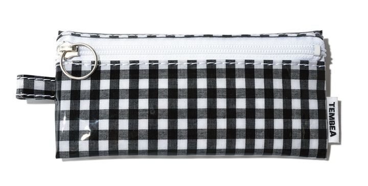 水辺でも気兼ねなく使えるPVC素材。ジップにリングが付いているので開閉もスムーズ。ペンケースや歯ブラシポーチとしても活用したい。