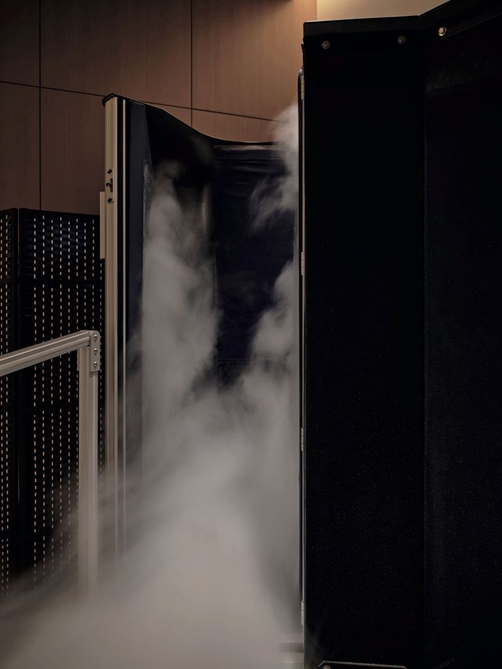 今回トライした「クライオセラピー」は3分 ￥22,000。トップアスリートの疲労回復法としても人気だそう。「遠赤外線サウナ」は30分 ￥6,600。ほか、2万個以上のLEDライトで全身をケアする「LEDフルボディートリートメント」20分 ￥7,700、「高気圧酸素&水素セラピー」60分 ￥8,800など、ユニークな機器がずらり。疲れを溜めがちな現代人はチェックすべき。