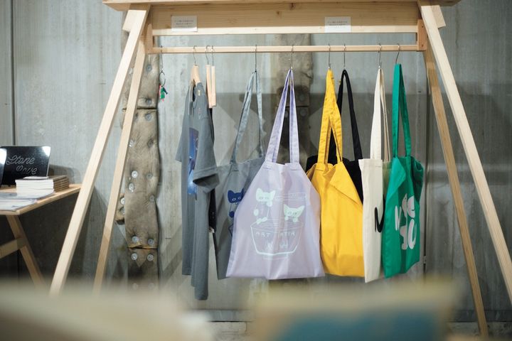 ショップにはトートバッグ各1,650円のほか、ソックス、シューズ、ぬいぐるみ、器などオリジナルグッズが多数。