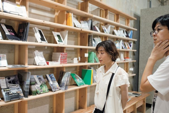 書店には日本のみならず香港などアジアの作家のZINEも含む130タイトル以上が並ぶ。