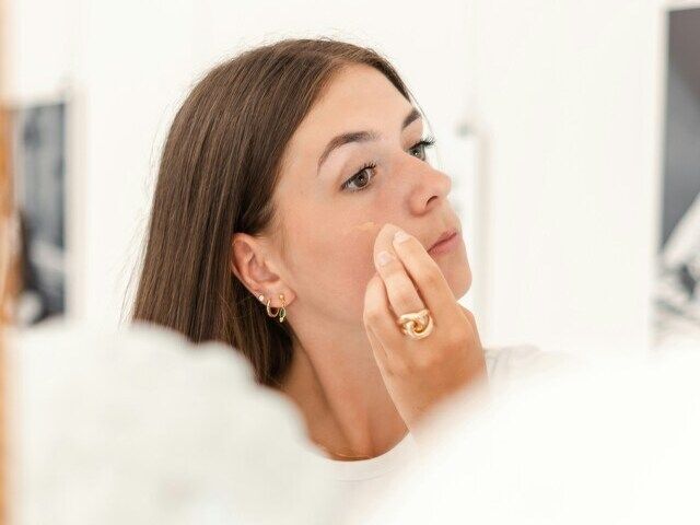 メイクする女性