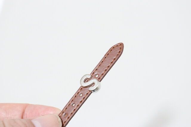 セリアの簡単に使えるレザー風 ブレスレット ビビッドカラーとアルファベットビーズ 13P シルバー