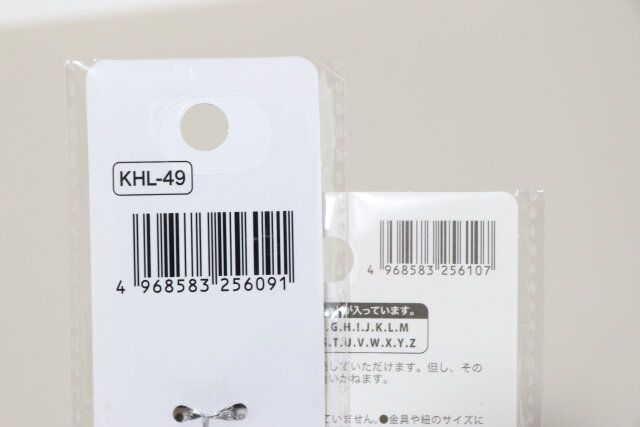 セリアのレザー風 ブレスレット ビビッドカラーとアルファベットビーズ 13P シルバーのJAN