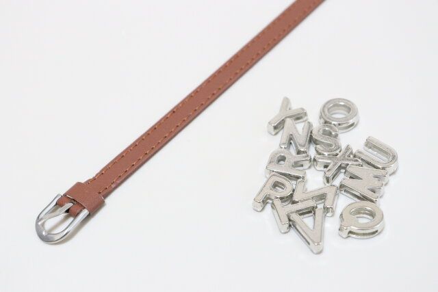 セリアのプチプラレザー風 ブレスレット ビビッドカラーとアルファベットビーズ 13P シルバー