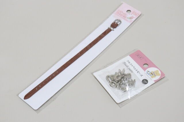 セリアのリーズナブルなレザー風 ブレスレット ビビッドカラーとアルファベットビーズ 13P シルバー