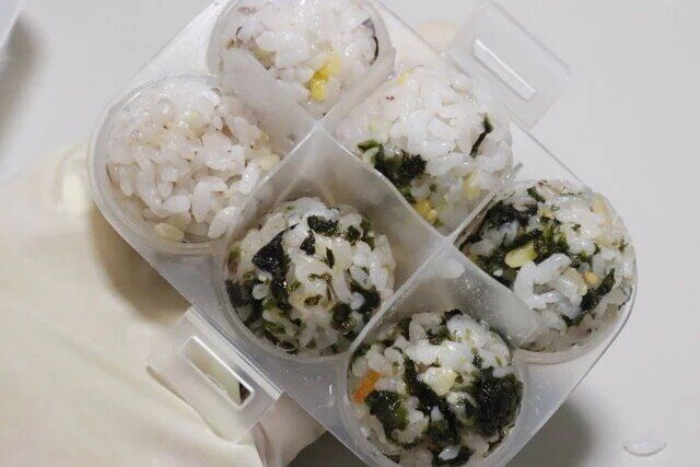 ダイソーのふってポン ふりふりごはんボール（6個用）3