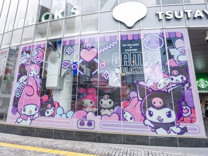 スクランブル交差点の先に現れるマイメロディ&クロミ