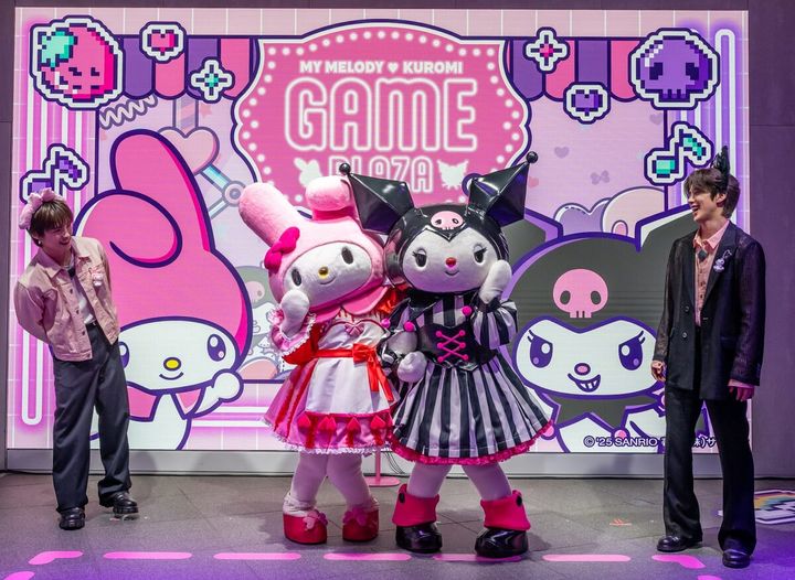 マイメロディとクロミのなかよしポーズ