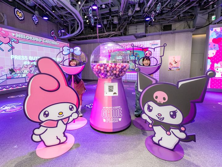 カプセル型の顔出しパネル