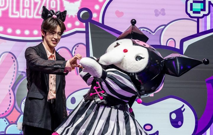 一緒にハートを作るクロミと河野さん