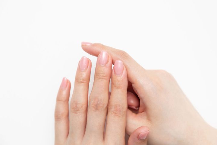 ２：指の側面になじませる