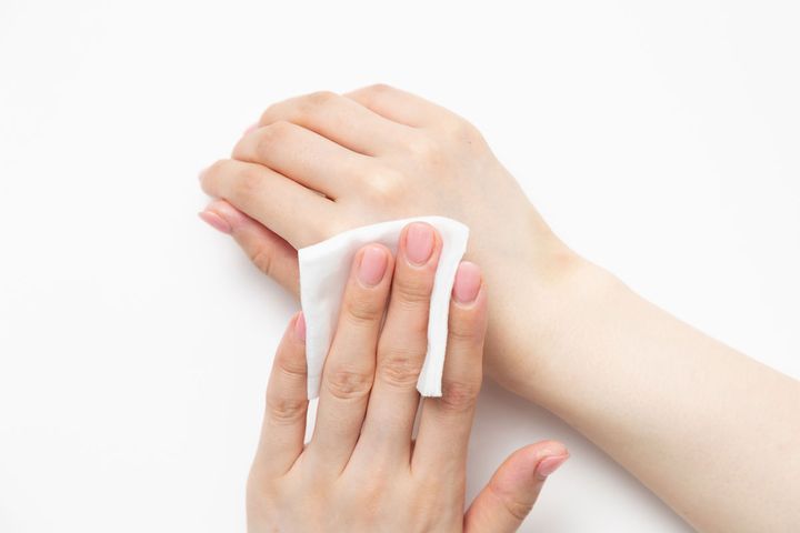 １：拭き取り化粧水で古い角質をオフ