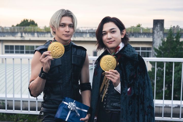 吉沢亮と眞栄田郷敦が“兄弟”対決！『ババンババンバンバンパイア』本編バトルシーン＆和やかなオフショット公開