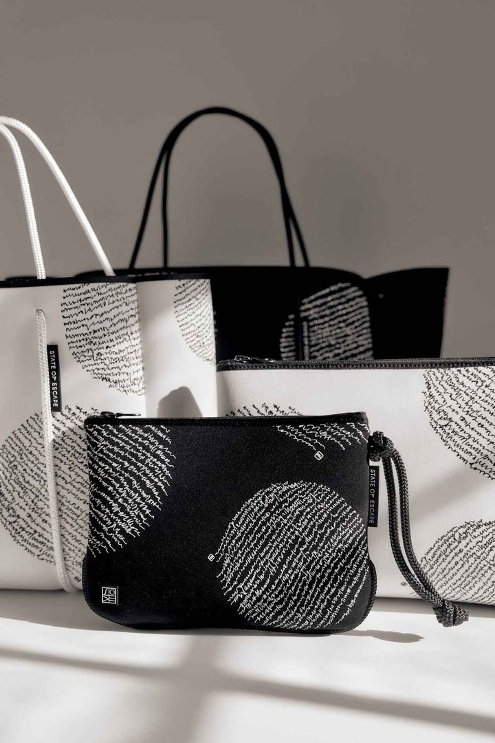 画像: ＜HERALBONY×STATE OF ESCAPE>手前から黒いポーチ「Everyday Pouch ミディアム フラット」￥20,900、白いポーチ「Everyday Pouch ラージ」￥28,600、白いバッグ「Fiying Solo」￥64,900、黒いバッグ「Escape」￥67,100 出典：STATE OF ESCAPE 伊勢丹新宿店POPUP特設ページ