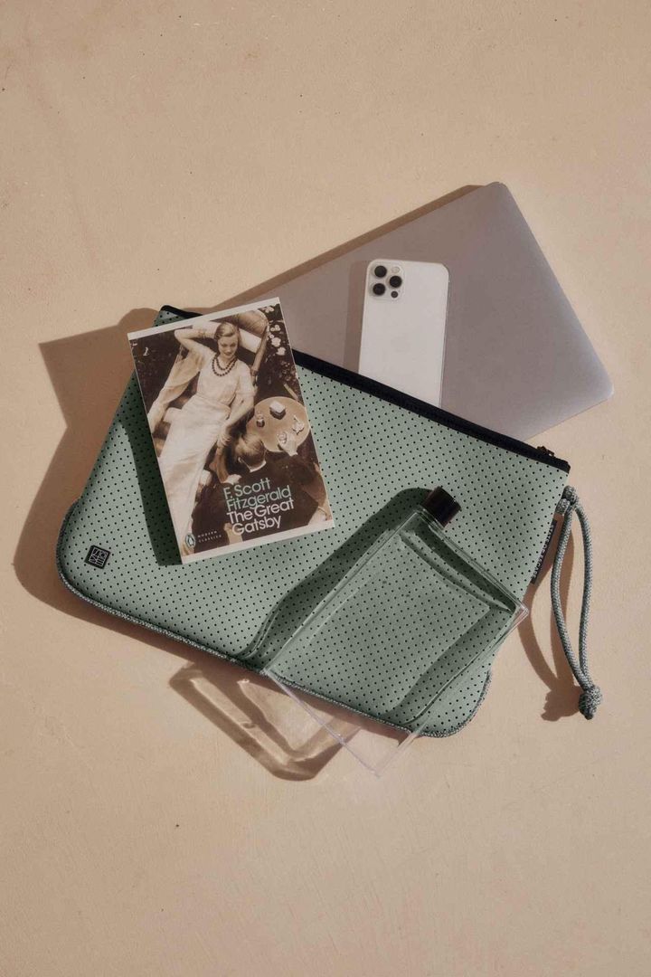 画像: ポーチ「Everyday Pouch ラージ フラット」￥20,900 出典：STATE OF ESCAPE 伊勢丹新宿店POPUP特設ページ