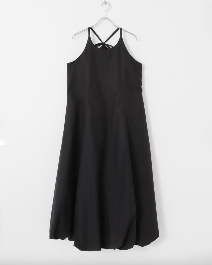 画像: バルーンヘムキャミワンピース（ブラック） ¥8,800（アーバンリサーチ サニーレーベル）