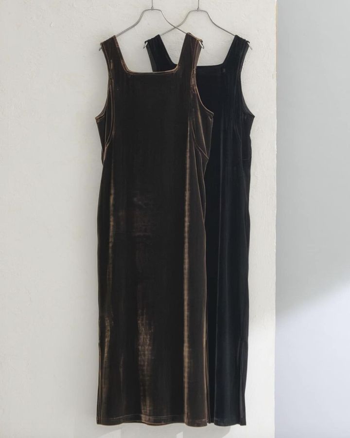 画像: 【WEB限定商品】ベロアスクエアワンピース（ブラウン/ブラック）各¥8,800（ともにケービーエフ）