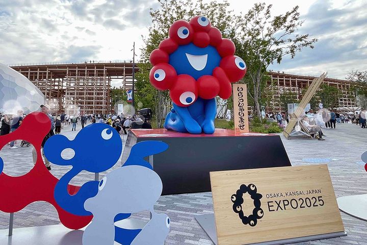 『大阪・関西万博』のゲート近くで出迎えてくれるミャクミャク。かわいい…。