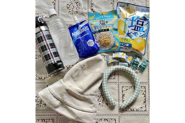 万博持参アイテムの一例。必須のマイボトル、凍らせたペットボトル・スポーツドリンク、塩アメ、帽子、ネッククーラーなど。