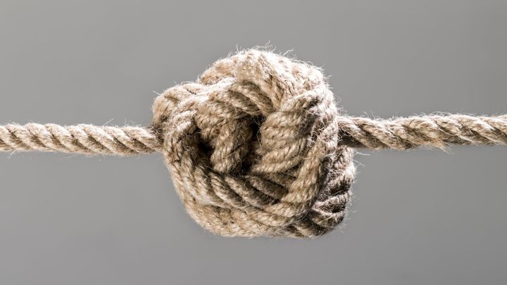 数学の常識が90年ぶりに崩壊：複雑な結び目は連結すると「予想より簡単にほどける」と判明