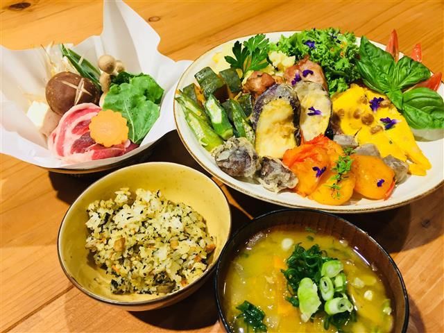 地元産の新鮮な野菜や添加物なしの調味料を使った料理が楽しめる 事前予約 一般 2000円、65歳以上 1700円、小学生 1000円、3歳以上 500円／当日予約 一般 2400円、65歳以上 2100円、小学生 1200円、3歳以上 600円