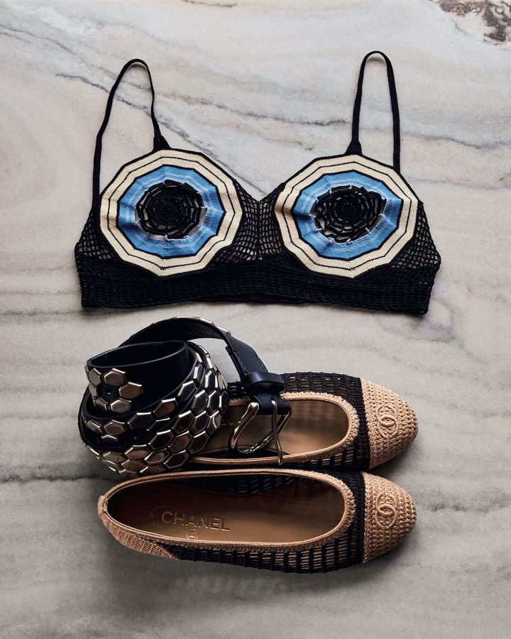 ミニマルだけどスタイルにアクセントを与えてくれる今季のキーアイテム。